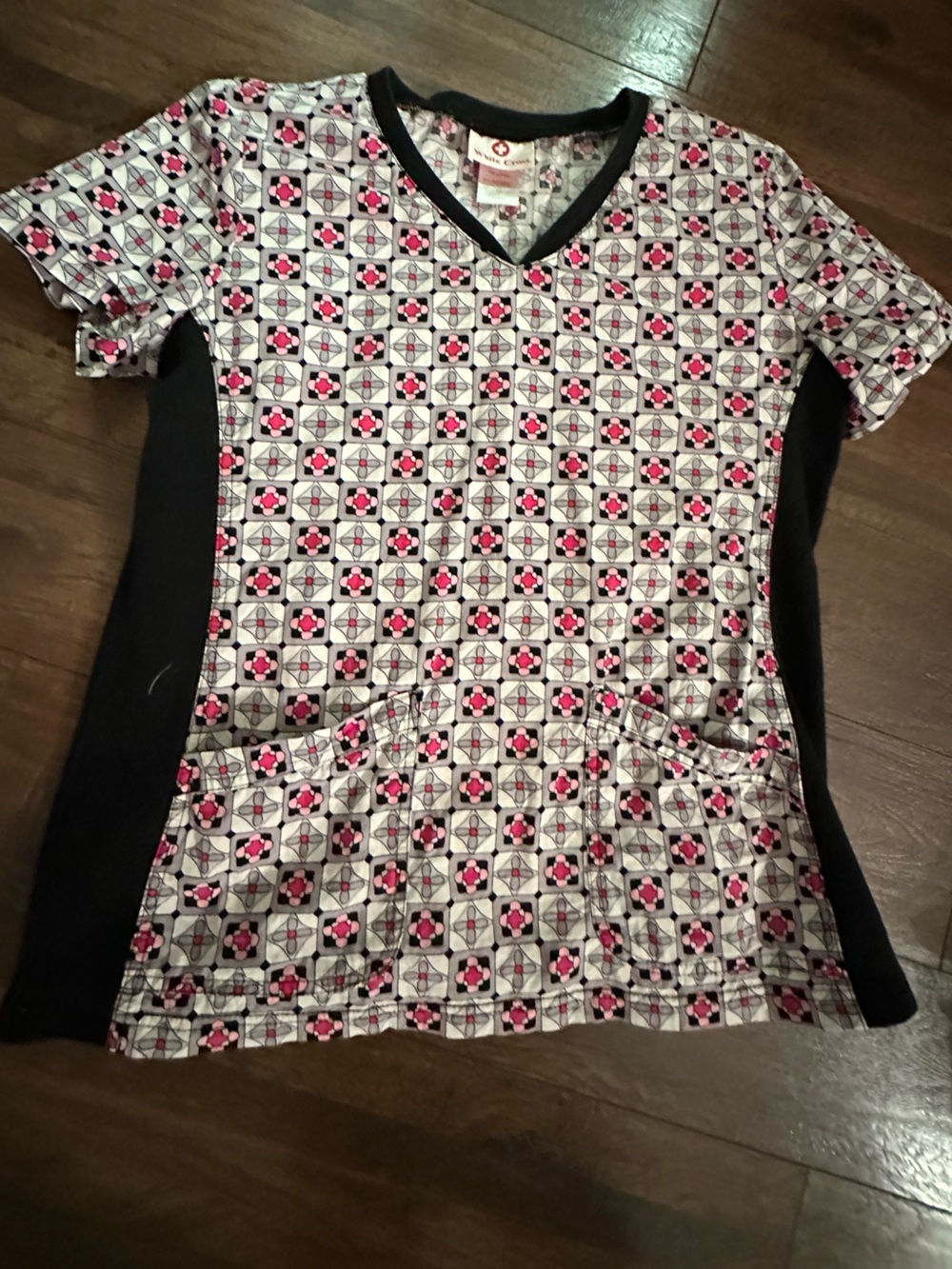 Whit cross Geometric Floral Print V-Neck Scrub Top in Pink, Black & White